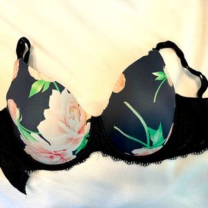 Black floral Soma lacy bra, size 42 D